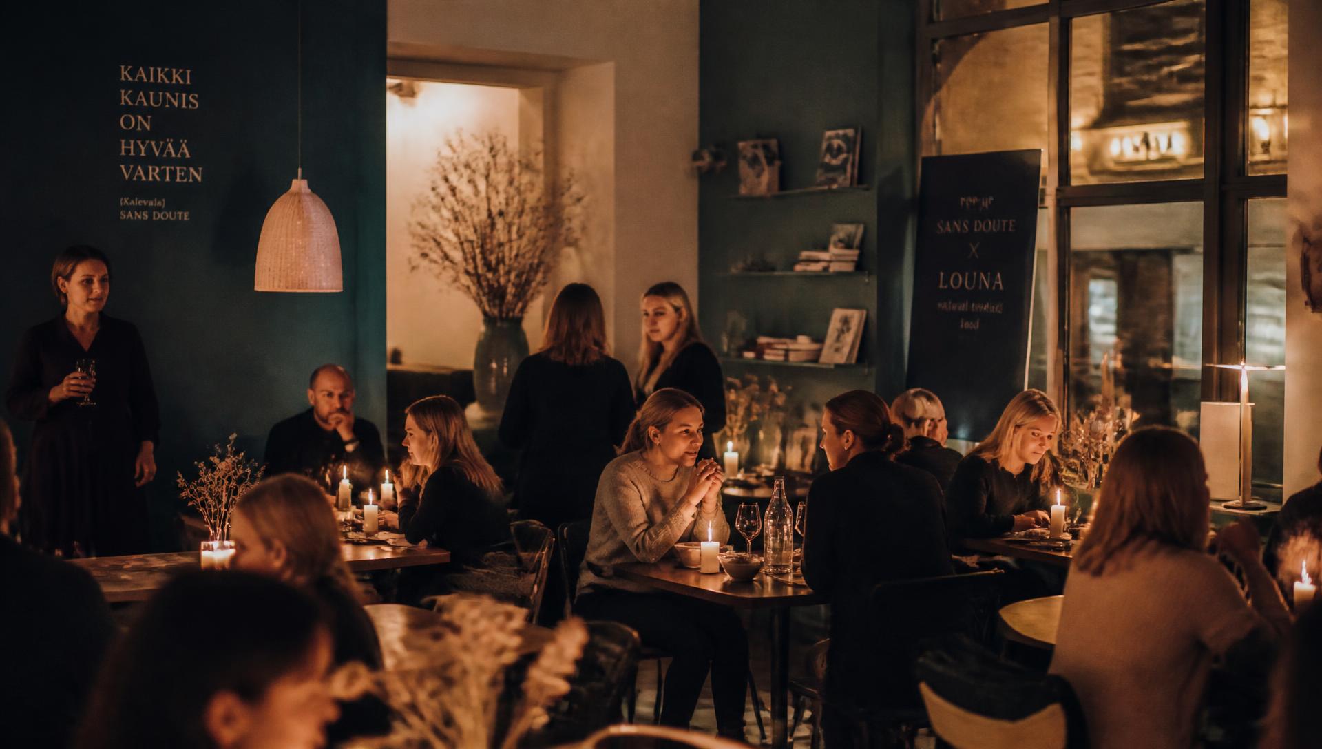 Gestir njóta sín á kaffihúsinu